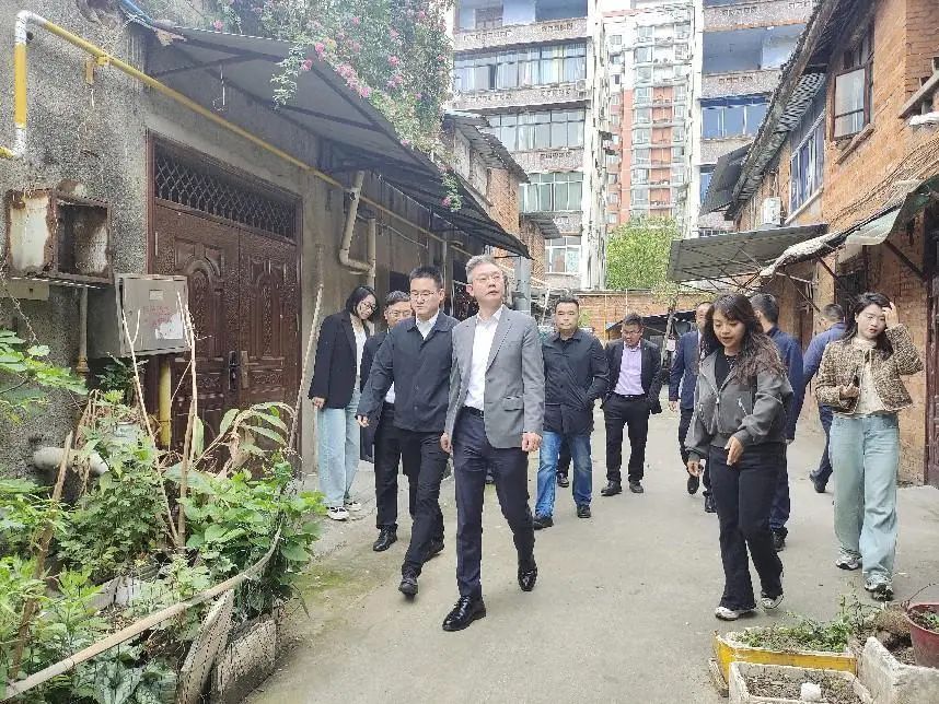 德陽市委常委、組織部部長周鴻調(diào)研督導(dǎo)紅雨村七組城市更新項目推進工作